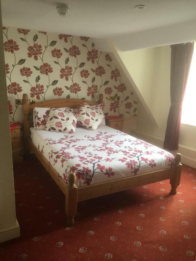 The Bear Hotel Chippenham  Buitenkant foto